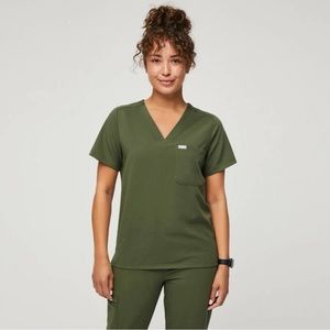 Figs Catarina - One Pocket Scrub Top — Dark Olive